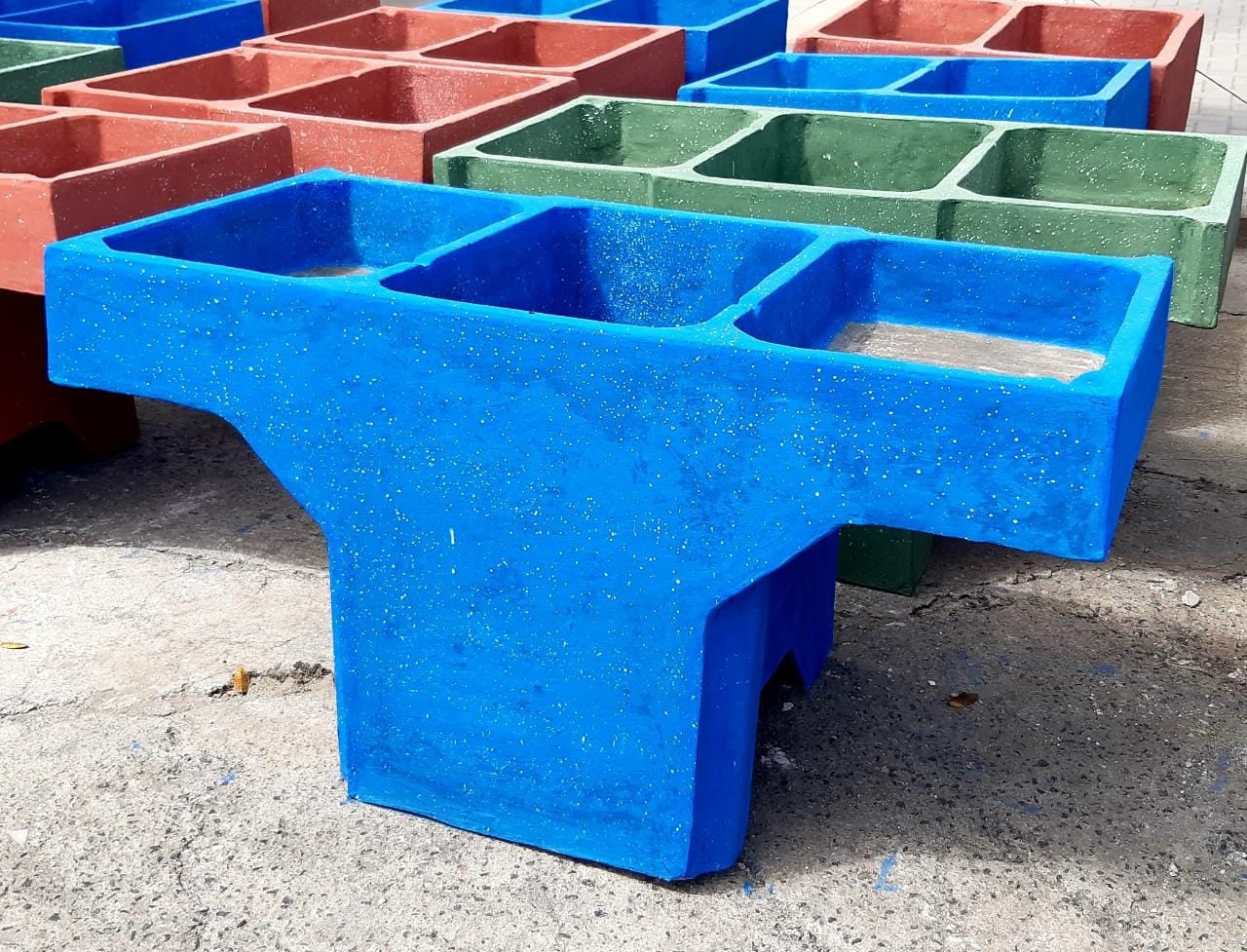 Pila de concreto de tres bateas color azul